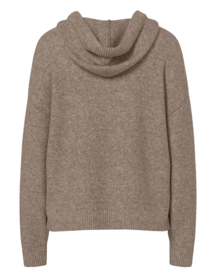 Dos du Pull à capuche ajusté pour femme en maille douce couleur taupe avec cordons de serrage et manches longues, modèle Malou de la marque PIECES