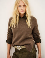 Vue de face du Pull décontracté pour femme en cachemire couleur chamois camel jauge 5 point jersey, modèle Cheyla Pull couleur Chamois de la marque ba&sh.