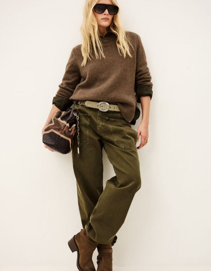 Silhouette avec le Pull décontracté pour femme en cachemire couleur chamois camel jauge 5 point jersey, modèle Cheyla Pull couleur Chamois de la marque ba&sh.