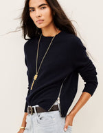 Vue de face du Pull décontracté pour femme en cachemire bleu marine jauge 5 point jersey, modèle Cheyla Pull couleur Marine de la marque ba&sh