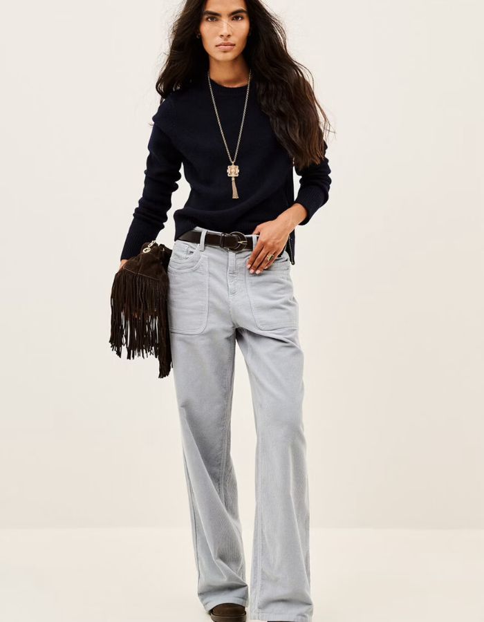 Silhouette avec le Pull décontracté pour femme en cachemire bleu marine jauge 5 point jersey, modèle Cheyla Pull couleur Marine de la marque ba&sh