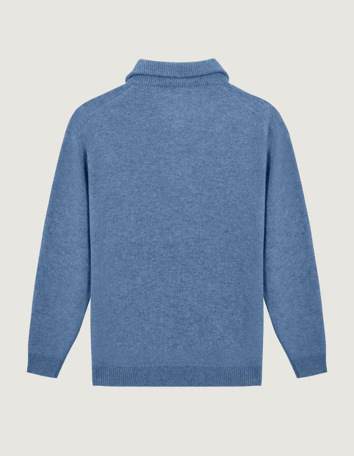 Dos du Pull col camionneur zippé en laine d'agneau bleu ciel pour homme avec broderie Out of Office sur la poitrine, modèle Delépine de la marque Maison Labiche.