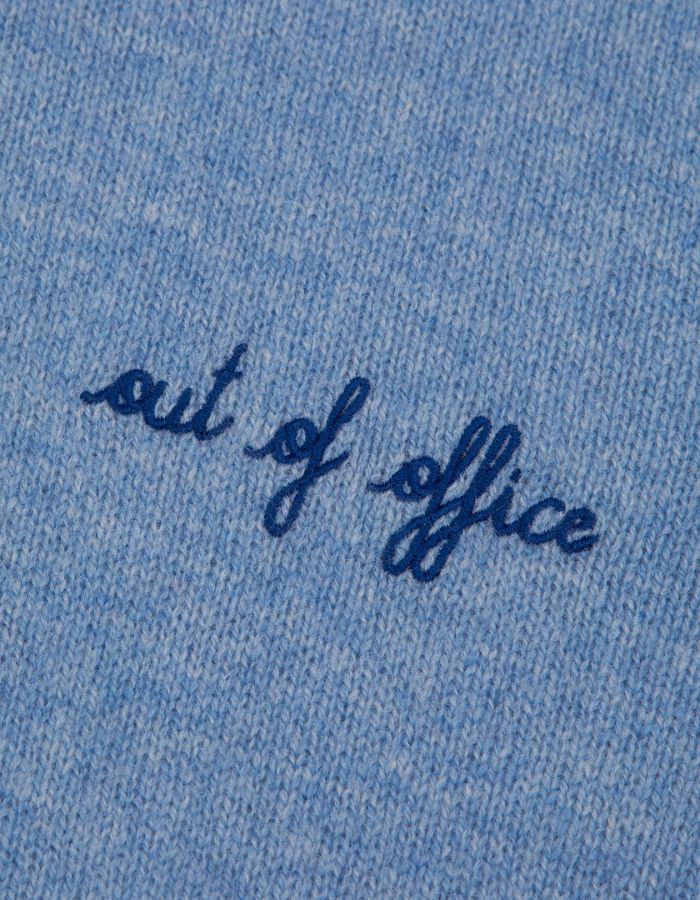Patch poitrine sur le Pull col camionneur zippé en laine d'agneau bleu ciel pour homme avec broderie Out of Office sur la poitrine, modèle Delépine de la marque Maison Labiche.