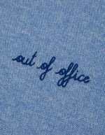 Patch poitrine sur le Pull col camionneur zippé en laine d'agneau bleu ciel pour homme avec broderie Out of Office sur la poitrine, modèle Delépine de la marque Maison Labiche.