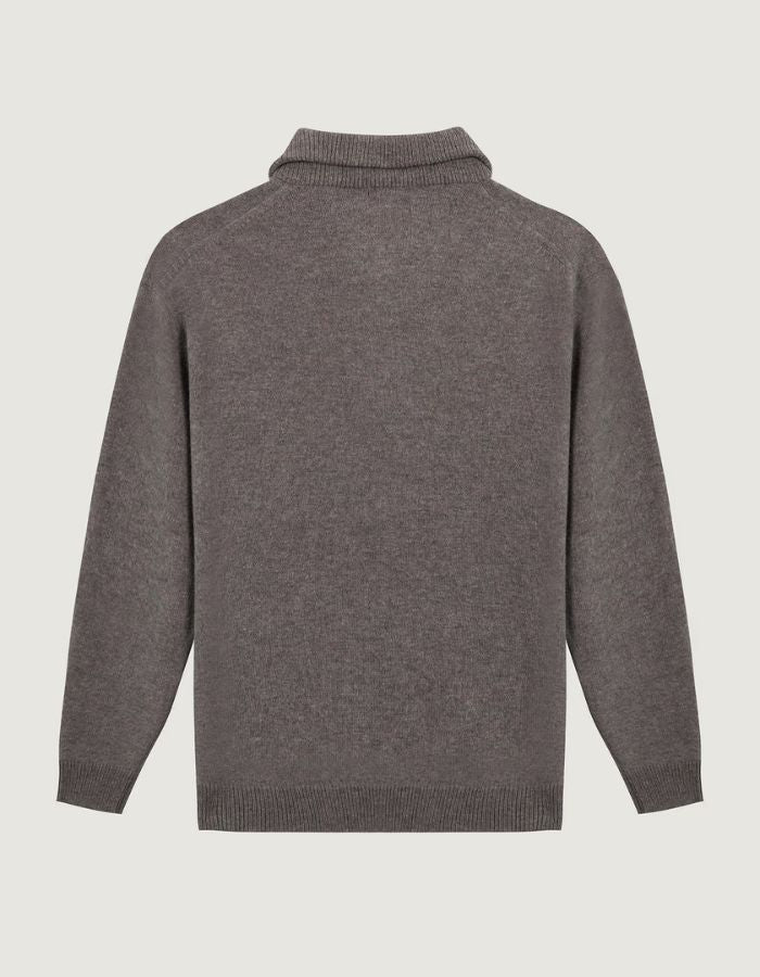 Dos du Pull col camionneur zippé en laine d'agneau marron coffee pour homme avec patch cœur sur la poitrine, modèle Delépine Heart Patch de la marque Maison Labiche.