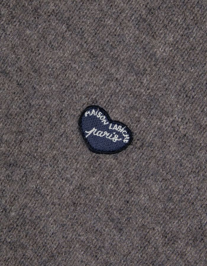 Patch Poitrine sur le Pull col camionneur zippé en laine d'agneau marron coffee pour homme avec patch cœur sur la poitrine, modèle Delépine Heart Patch de la marque Maison Labiche.