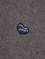 Patch Poitrine sur le Pull col camionneur zippé en laine d'agneau marron coffee pour homme avec patch cœur sur la poitrine, modèle Delépine Heart Patch de la marque Maison Labiche.