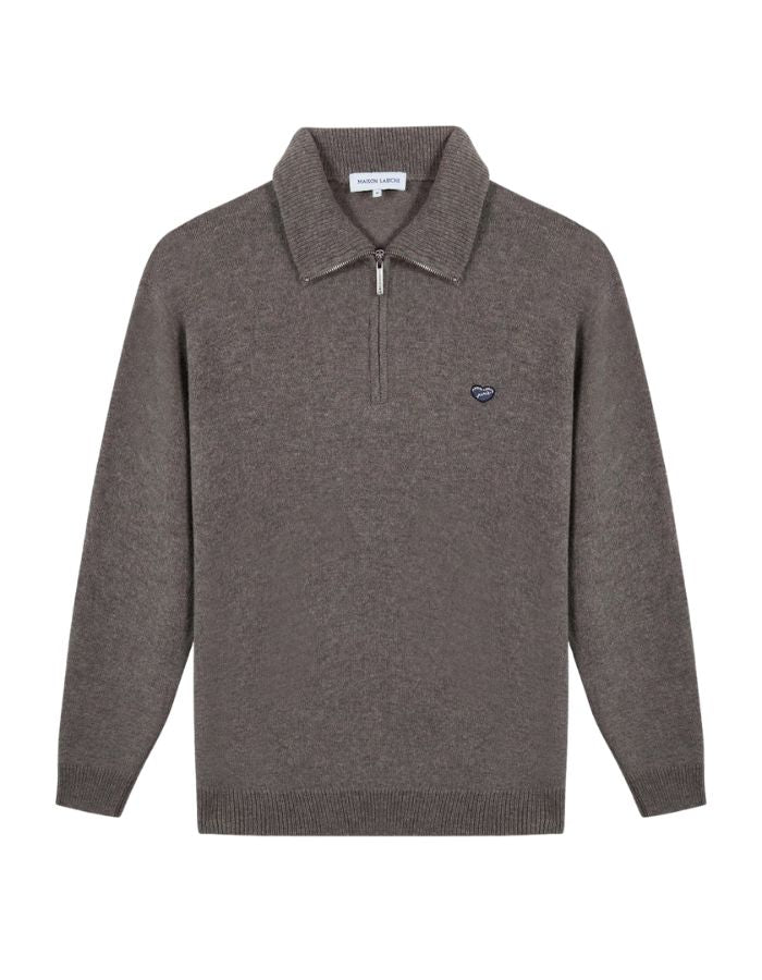 Pull col camionneur zippé en laine d'agneau marron coffee pour homme avec patch cœur sur la poitrine, modèle Delépine Heart Patch de la marque Maison Labiche.