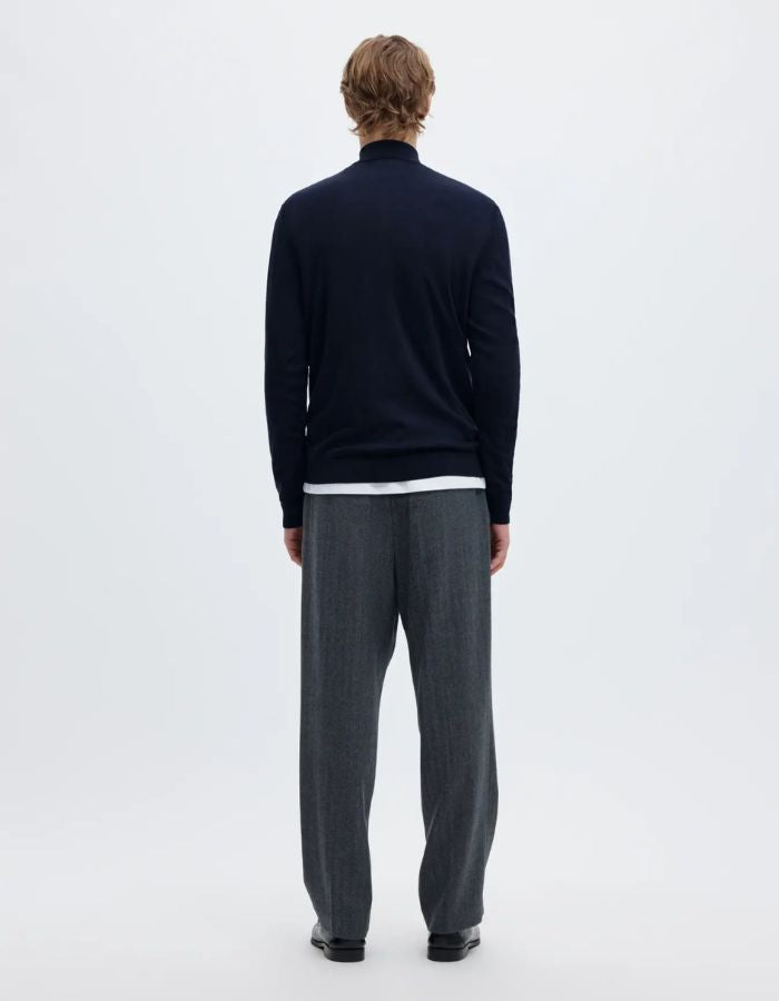 Dos du Pull pour homme à col montant demi-zip en laine mérinos bleu marine, modèle Tray LS Knit Reg Merino Half Zip couleur Navy Blazer de la marque SELECTED HOMME.