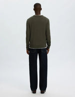 Dos du Pull pour homme à col rond en laine mérinos vert forêt, modèle Tray LS Knit Reg Merino Crew couleur Forest Night de la marque SELECTED HOMME.