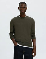 Vue de face du Pull pour homme à col rond en laine mérinos vert forêt, modèle Tray LS Knit Reg Merino Crew couleur Forest Night de la marque SELECTED HOMME.