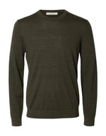 Pull pour homme à col rond en laine mérinos vert forêt, modèle Tray LS Knit Reg Merino Crew couleur Forest Night de la marque SELECTED HOMME.