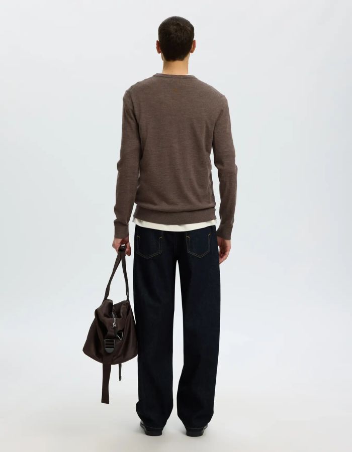 Dos du Pull pour homme à col rond en laine mérinos couleur marron chocolat, modèle Tray LS Knit Reg Merino Crew de la marque SELECTED HOMME.