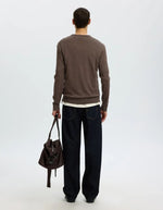 Dos du Pull pour homme à col rond en laine mérinos couleur marron chocolat, modèle Tray LS Knit Reg Merino Crew de la marque SELECTED HOMME.