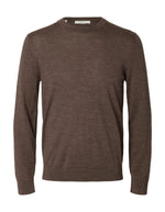 Pull pour homme à col rond en laine mérinos couleur marron chocolat, modèle Tray LS Knit Reg Merino Crew de la marque SELECTED HOMME.