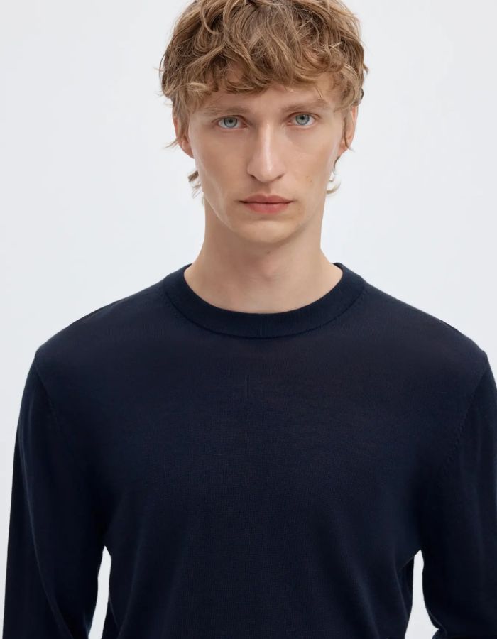 Col du Pull pour homme à col rond en laine mérinos bleu marine, modèle Tray LS Knit Reg Merino Crew couleur Navy de la marque SELECTED HOMME.