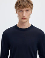 Col du Pull pour homme à col rond en laine mérinos bleu marine, modèle Tray LS Knit Reg Merino Crew couleur Navy de la marque SELECTED HOMME.