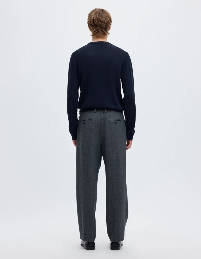 Dos du Pull pour homme à col rond en laine mérinos bleu marine, modèle Tray LS Knit Reg Merino Crew couleur Navy de la marque SELECTED HOMME.