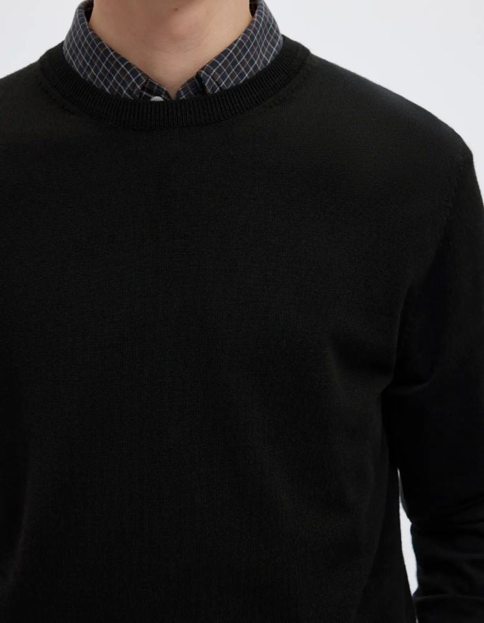 Col du Pull pour homme à col rond en laine mérinos couleur noir, modèle Tray LS Knit Reg Merino Crew couleur Black de la marque SELECTED HOMME.
