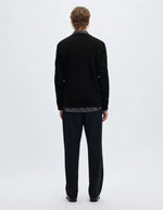 Dos du Pull pour homme à col rond en laine mérinos couleur noir, modèle Tray LS Knit Reg Merino Crew couleur Black de la marque SELECTED HOMME.