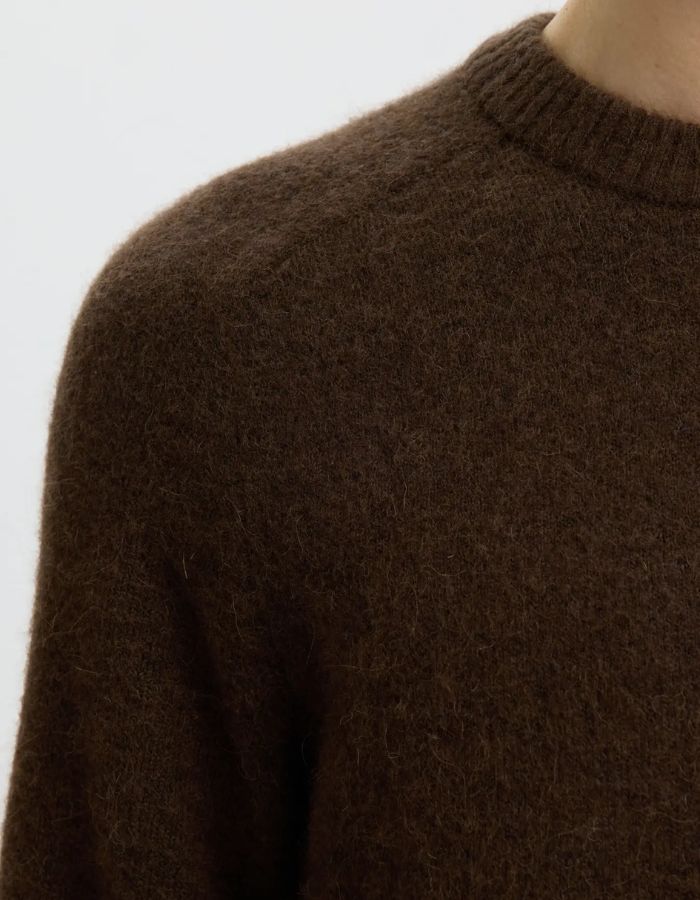Col du Pull classique pour homme en maille alpaga et laine marron chocolat avec col rond et poignets en bord-côte, modèle Rai LS Knit Reg Crew Neck couleur Delicioso de la marque Selected Homme.
