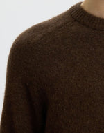 Col du Pull classique pour homme en maille alpaga et laine marron chocolat avec col rond et poignets en bord-côte, modèle Rai LS Knit Reg Crew Neck couleur Delicioso de la marque Selected Homme.