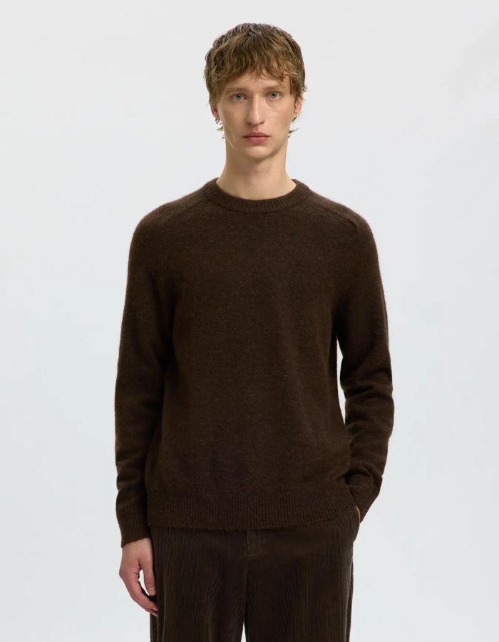 Vue de face du Pull classique pour homme en maille alpaga et laine marron chocolat avec col rond et poignets en bord-côte, modèle Rai LS Knit Reg Crew Neck couleur Delicioso de la marque Selected Homme.