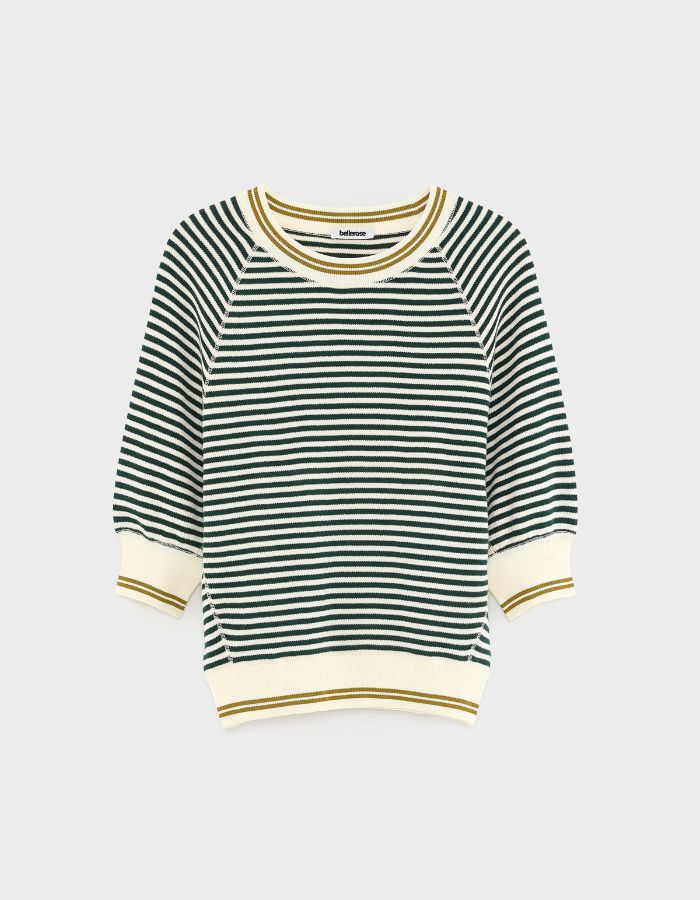 Pull col rond rayé écru et vert bouteille, coupe oversize, manches raglan 3/4, détails moutarde.