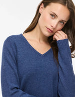 Détail du Pull en maille fine pour femme à manches longues et col en V, modèle Viril de la marque Vila. Tissu tricoté de couleur bleu marine foncé mélangé Navy Peony avec des finitions en bords-côtes aux poignets.
