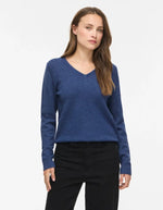 Vue de face du Pull en maille fine pour femme à manches longues et col en V, modèle Viril de la marque Vila. Tissu tricoté de couleur bleu marine foncé mélangé Navy Peony avec des finitions en bords-côtes aux poignets.