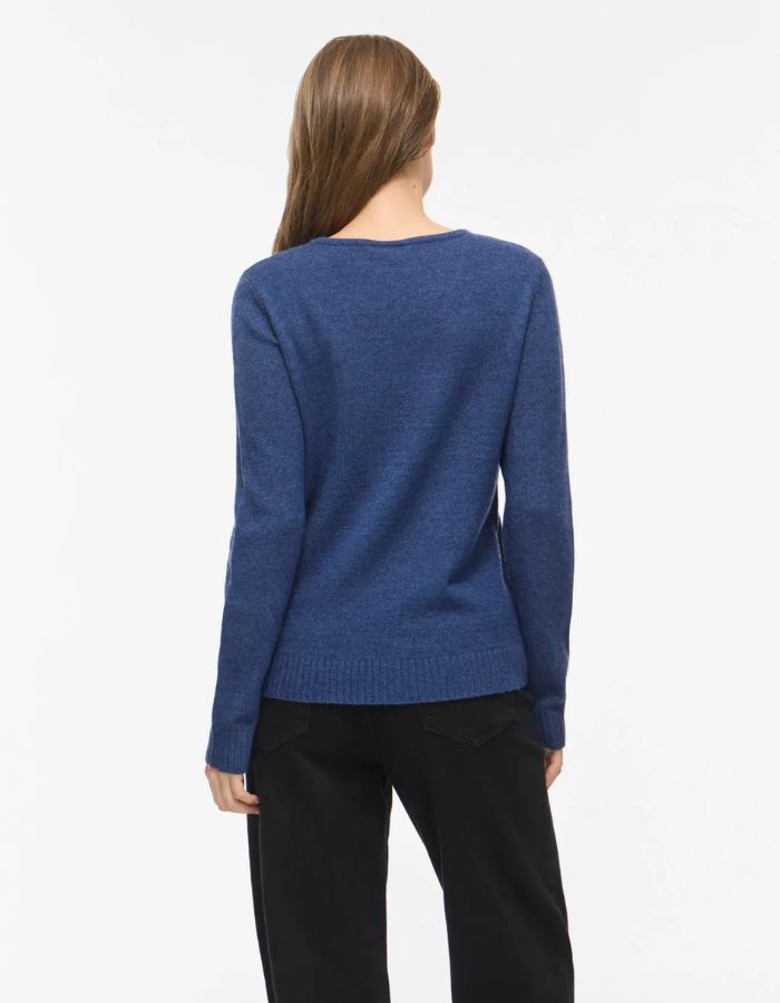 Vue de dos du Pull en maille fine pour femme à manches longues et col en V, modèle Viril de la marque Vila. Tissu tricoté de couleur bleu marine foncé mélangé Navy Peony avec des finitions en bords-côtes aux poignets.
