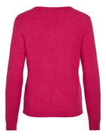 Dos du Pull en maille fine pour femme modèle Viril de la marque Vila. Coupe droite avec un col en V élégant et des manches longues aux poignets côtelés, couleur rose fuchsia uni et lumineux.