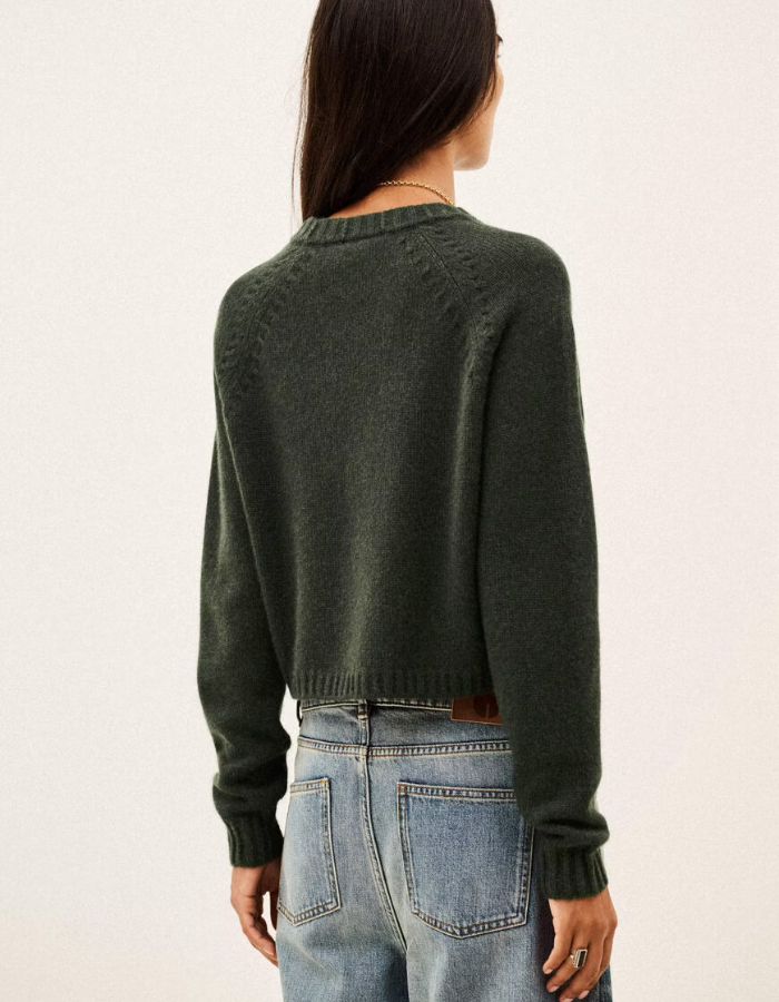 Dos du Pull court décontracté pour femme en cachemire kaki jauge 5 point jersey, modèle Corvy Pull couleur Kaki de la marque ba&sh