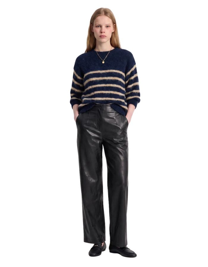 Pull ample en maille duveteuse à rayures navy avec col rond, emmanchures basses et manches 3/4.