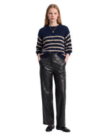 Pull ample en maille duveteuse à rayures navy avec col rond, emmanchures basses et manches 3/4.