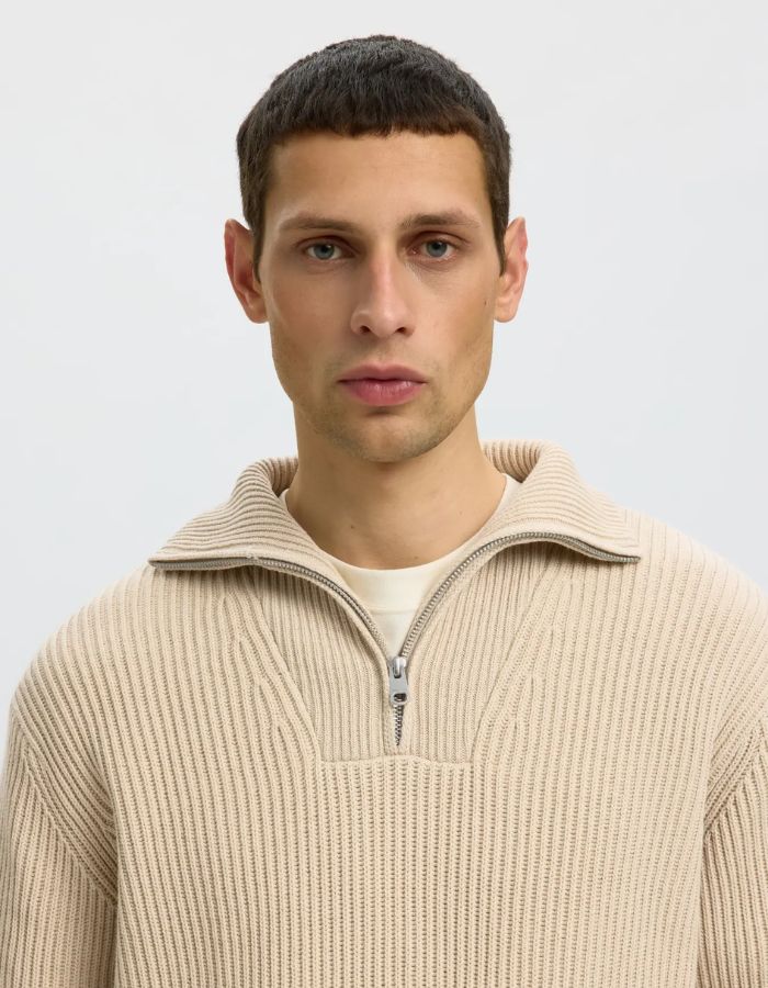 Col du Pull pour homme en maille de coton biologique avoine clair avec col montant demi-zip et coupe décontractée, modèle Dry de la marque SELECTED