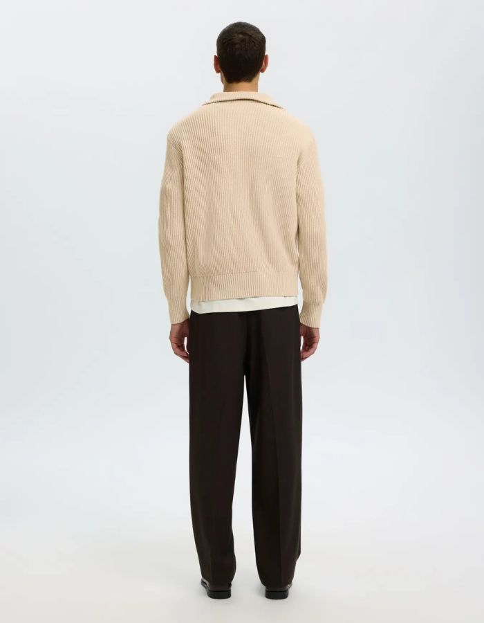 Dos du Pull pour homme en maille de coton biologique avoine clair avec col montant demi-zip et coupe décontractée, modèle Dry de la marque SELECTED