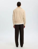 Dos du Pull pour homme en maille de coton biologique avoine clair avec col montant demi-zip et coupe décontractée, modèle Dry de la marque SELECTED