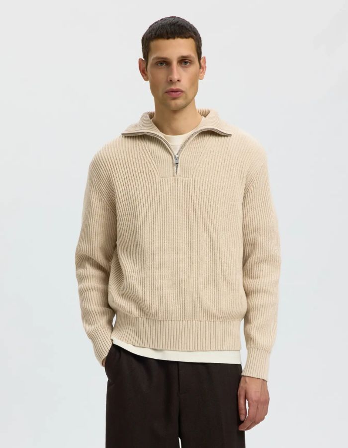 Vue de face du Pull pour homme en maille de coton biologique avoine clair avec col montant demi-zip et coupe décontractée, modèle Dry de la marque SELECTED