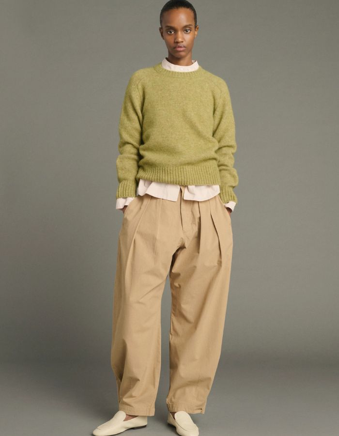 Silhouette avec le Pull col rond pour femme en laine et alpaga vert sauge poudré, modèle Envie de la marque SOEUR. Présente une coupe droite, des manches longues à emmanchures marteau avec coutures retournées et des finitions en bord-côte.