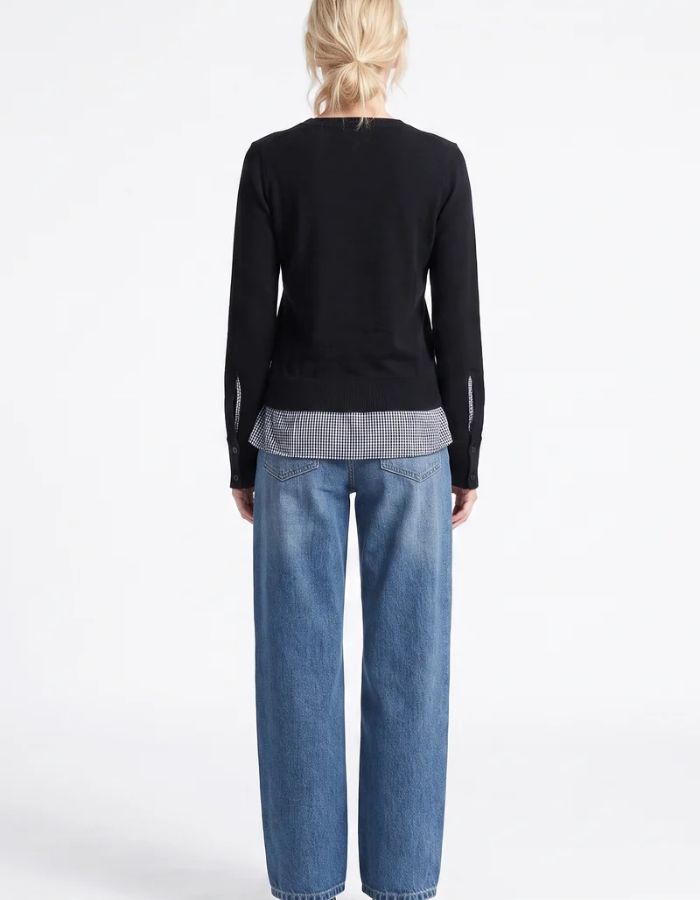 Dos du Pull ajusté col rond en maille douce bleu marine avec détail de fente aux poignets et manches longues