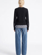 Dos du Pull ajusté col rond en maille douce bleu marine avec détail de fente aux poignets et manches longues