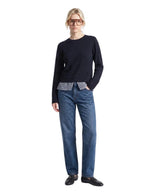 Pull ajusté col rond en maille douce bleu marine avec détail de fente aux poignets et manches longues