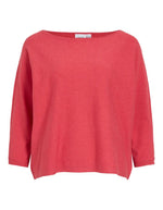 Pull Malu Hibiscus en maille plate, col bateau, manches 3/4 amples et épaules tombantes.
