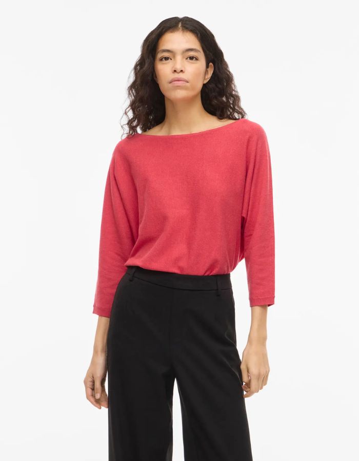 Pull Malu Hibiscus en maille, col bateau, manches 3/4 amples, porté par une femme.