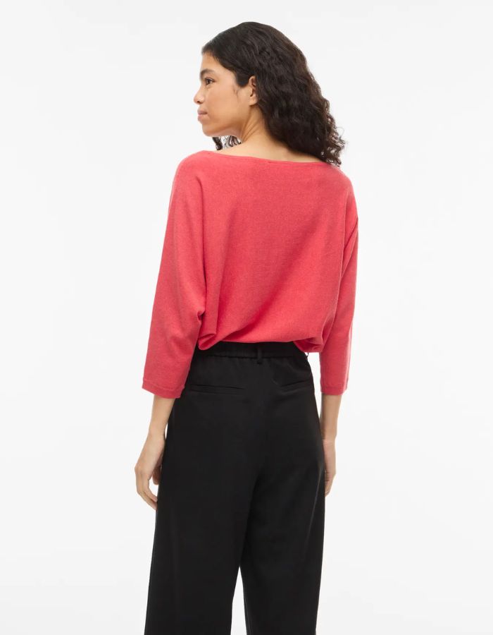 Pull Hibiscus Malu Vila en maille, coupe ample, col bateau, manches 3/4, épaules tombantes.