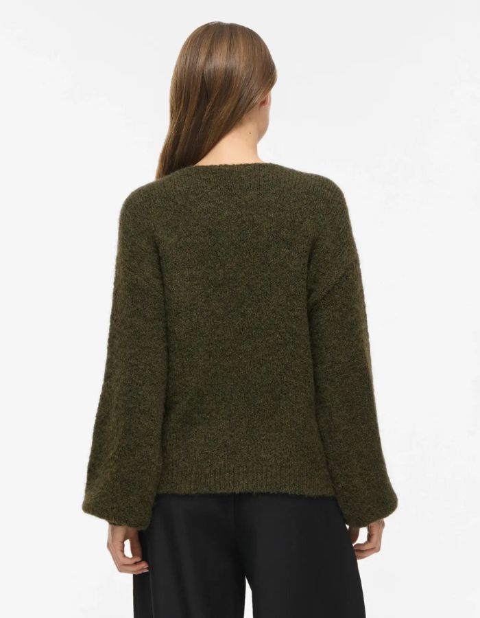 Dos du Pull pour femme en maille vert kaki, modèle Marley Knit Pullover de la marque VILA. Présente un col rond, des manches longues légèrement volumineuses et des poignets ajustés en bord-côte.
