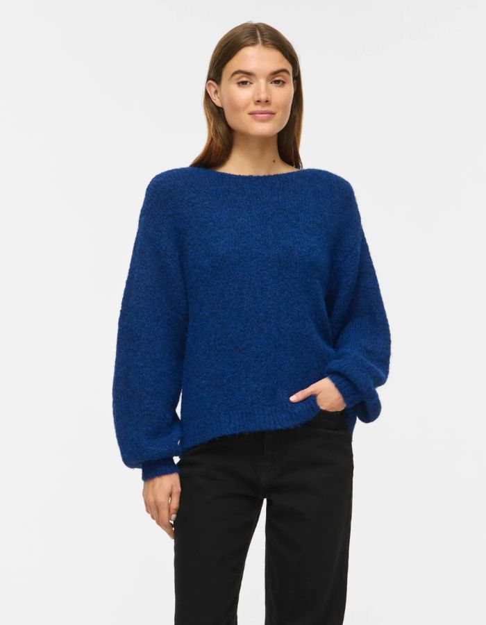 Vue de face du Pull pour femme en maille bleu marine Navy Peony, modèle Marley Knit Pullover de la marque VILA. Présente un col rond, des manches longues légèrement volumineuses et des poignets ajustés en bord-côte.