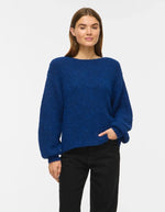 Vue de face du Pull pour femme en maille bleu marine Navy Peony, modèle Marley Knit Pullover de la marque VILA. Présente un col rond, des manches longues légèrement volumineuses et des poignets ajustés en bord-côte.