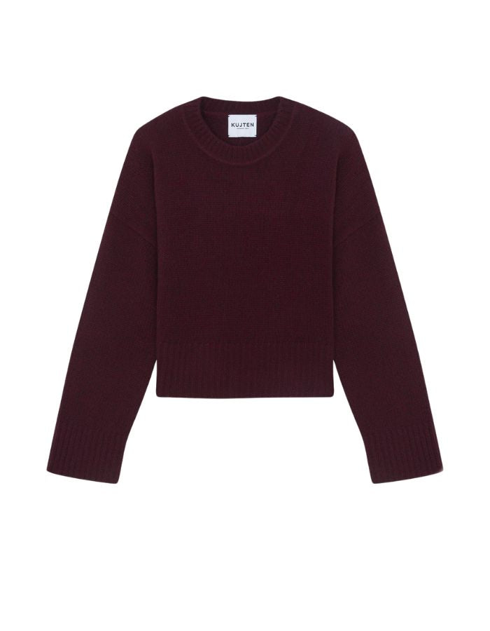 Pull oversize col rond pour femme en cachemire épais 10 fils bordeaux, modèle Pauly de la marque KUJTEN. Présente une coupe ample légèrement courte avec des épaules descendues et des finitions en bord-côte.
